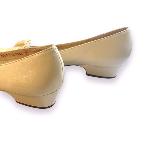 SALVATORE FERRAGAMO Beige Flats with Signed Gold Tone Logo Bows SZ 7.5 AAAA - Picture 10 of 15